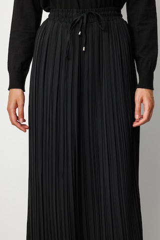 Mizalle Beli İpli İnce Piliseli Siyah Maksi Etek Siyah