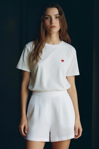 Feg Store Kadın Beyaz Kalp Nakışlı Oversize Bisiklet Yaka T-shirt
