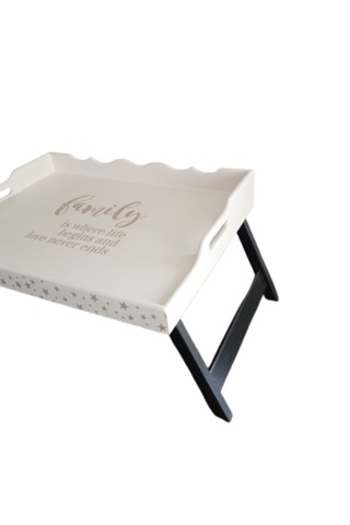 El Boyaması Katlanır Ayaklı Ahşap Şımarık Tepsi - Aile Sevgisi Temalı Açık Bej