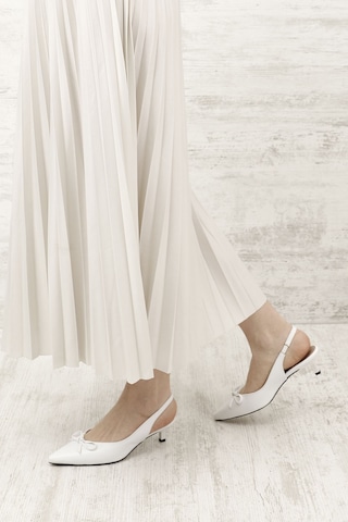 Gönderi R Beyaz Kısa İnce Topuklu Fiyonklu Arkası Açık Ayakkabı Beyaz