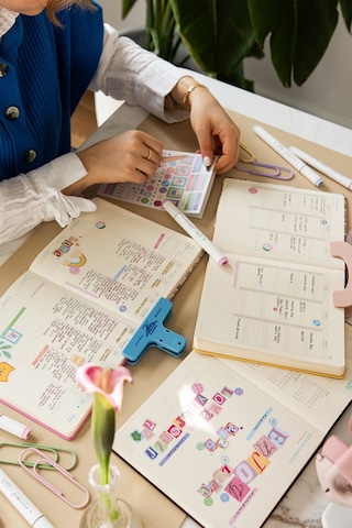 2026 Dikey Haftalık Ajanda 12 Aylık Sert Kapak 18x20 Cm - Çok Renkli Sketch