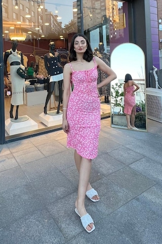 Lavessa Papatya Desenli Yırtmaçlı Askılı Bürümcük Elbise-49 Pembe