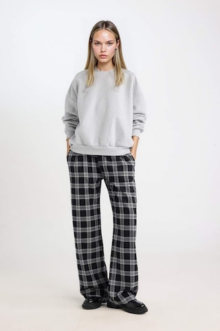DeFacto Coool Oversize Geniş Kalıp Bisiklet Yaka Basic Düz Kalın Kumaş İçi Yumuşak Tüylü Sweatshirt D9022AXNSGR210 Gri