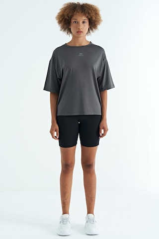 Tommy Life Koyu Gri O Yaka Baskı Detaylı Oversize Kısa Kol Kadın T-shirt - 97263 Koyu Gri