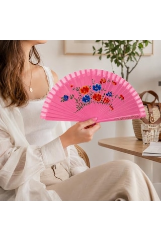 Pembe Zeminli Katlanabilir El Yelpazesi Mavi Kırmızı Çiçek Desenli Ahşap Saplı Dekoratif El Yelpazesi 40x22 Cm Geleneksel Tasarım