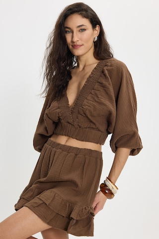 Tudors Kadın Oversize Geniş Kesim %100 Pamuk Kruvaze Yaka Crop Fırfırlı Kahverengi Şort Etek Takım-50560