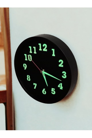 Fosforlu Gece Görünen Parlayan Siyah Duvar Saati Çap 22 Cm Camsız Siyah