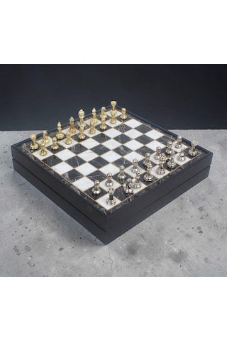 Lüks Sandıklı Metal Satranç Takımı Krom Kaplama Klasik Gold Temalı Figür Mermer Desen Zemin 20 Cm.