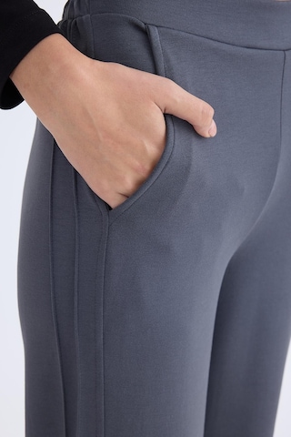 Vitrin Beli Lastikli Geniş Paça Eşofman Pantolon Füme