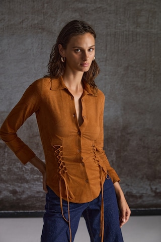 Grimelange Bogotan Kadın Slim Fit Vücudu Saran Süet Belden Bağlamalı Ipli Kahverengi Gömlek Kahverengi