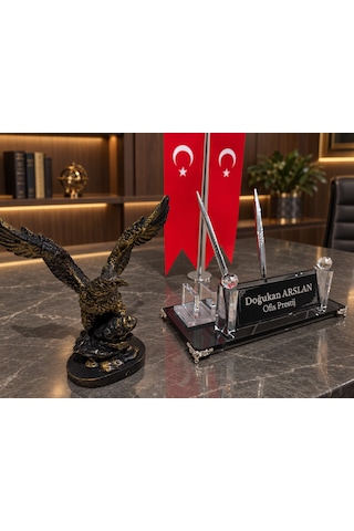 Kişiye Özel Çift Kalemli Kristal Masa İsimliği Türk Bayraklı Kartal Figürlü 3 Parça Siyah