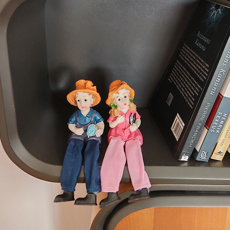 Sallanan Ayaklı Kova Taşıyan Ve Bahçe Makası Tutan Çocuk Biblosu