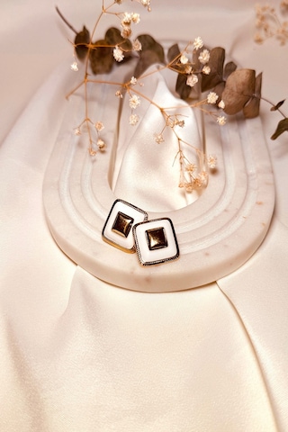 Limited Edition Beyaz Mineli Kare Tasarım Gold Renk Şık Tasarım Kadın Çelik Küpe Altın