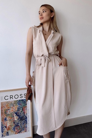 Kadın Bej Kalın Askılı, Kruvaze Yaka, Düz Desen, Aerobin Yırtmaçlı, Kemerli Midi Elbise Bej