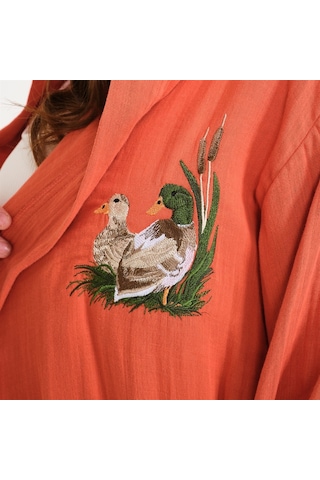 Ördek Nakışlı Kısa Kapüşonlu Müslin Kadın Bornoz-Kiremit