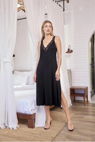 Ang Butik Kadın Göğüs Ve Sırt Dekolteli Dantelli Ve Yırtmaçlı Gecelik Siyah