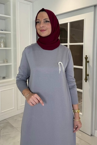 Rabia Şamlı Gözde Broşlu Triko Elbise Gri Normal
