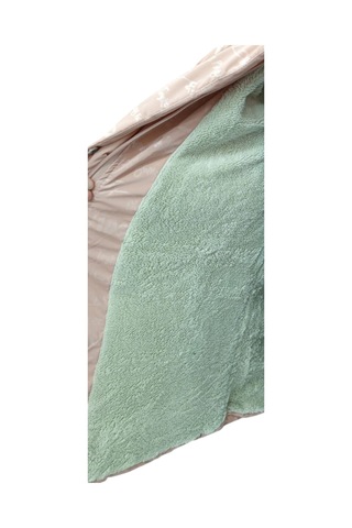 İrem Kız Çocuk Yazı Desenli Kapüşonu Çıkabilen İçi Peluş Astarlı Pudra Renk Midi Boy Mont
