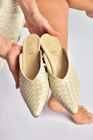 Fox Shoes Y654660709 Bej İnce Topuklu Önü Kapalı Kadın Terlik