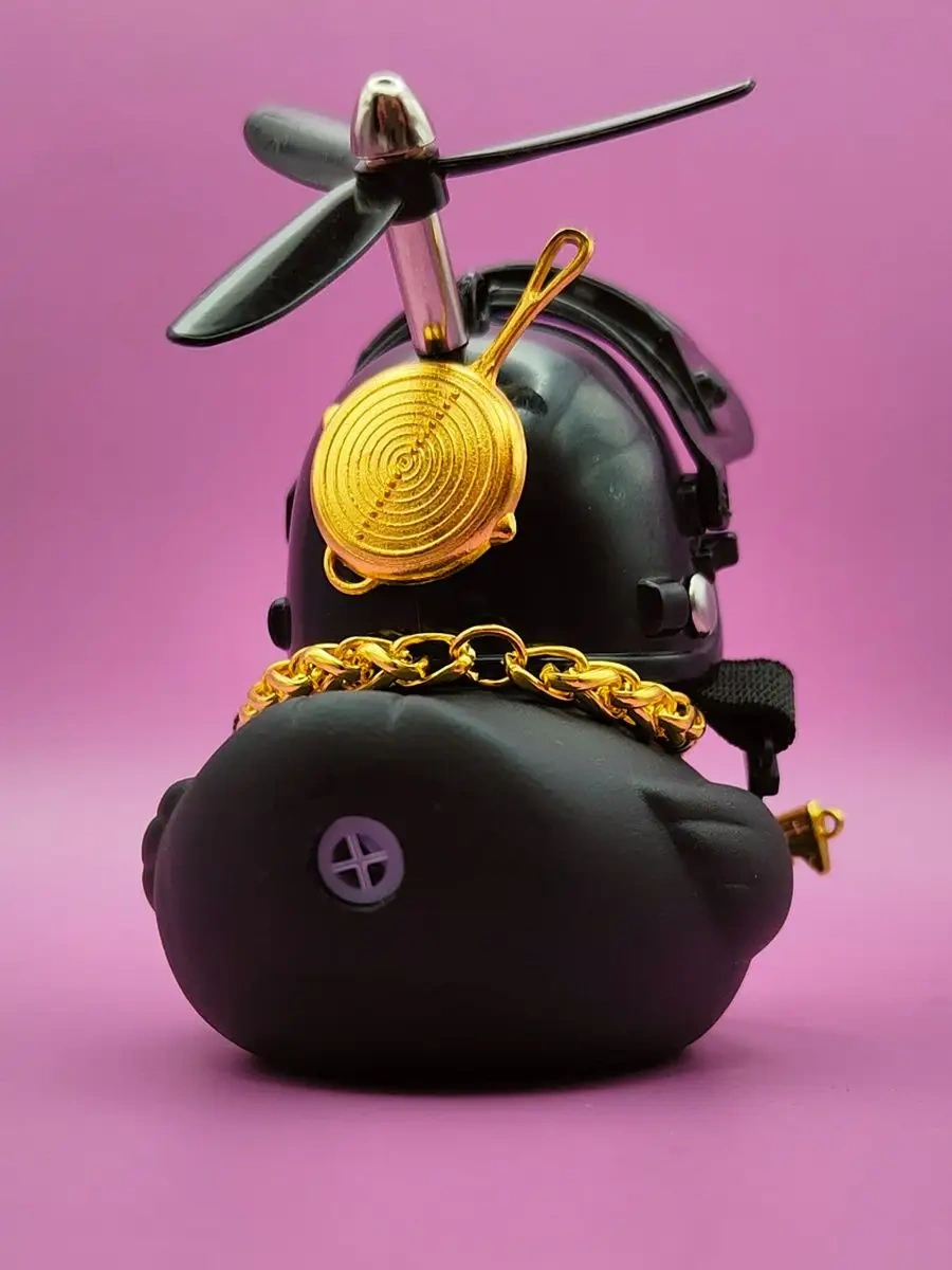 Market Alls Aracın İçinde Kasklı Ve Gözlükleri Olan Ördek 153255376