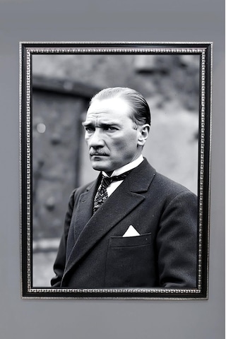 Atatürk Portresi Dijital Baskılı Kadife Kumaş Çerçeveli Tablo Tbl0041 Çok Renkli