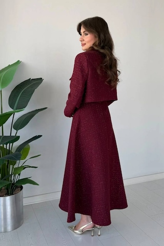 Duygudan Zarafetin Modern Yorumu: Premium Dokulu Elbise & Ceket Takım Bordo Çok Renkli