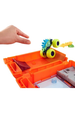 Monster Trucks Taşınabilir Oyun Seti Hxt04