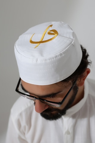 Elif Vav Nakışlı Kalıp Namaz Takkesi - Beyaz Beyaz