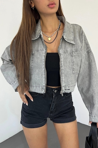 Gri Çift Cepli Fermuarlı Yıkamalı Crop Denim Ceket Bcdf-235410 Çok Renkli