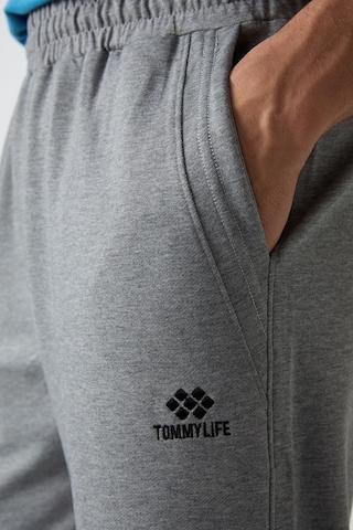 Tommylife Gri Melanj Pamuklu Yumuşak Dokulu Standart Fit Nakışlı Erkek Kapri - 83102 GRI MELANJ