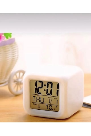 Renk Değiştiren Küp Şeklinde Dijital Masa Saati: Alarm, Termometre Ve Tarih Özellikli Diğer