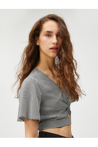 Koton Crop Bluz V Yaka Pencere Detaylı V Yaka Siyah-beyaz Ekoseli 3sal60012ıw 3SAL60012IW04O Siyah - Beyaz
