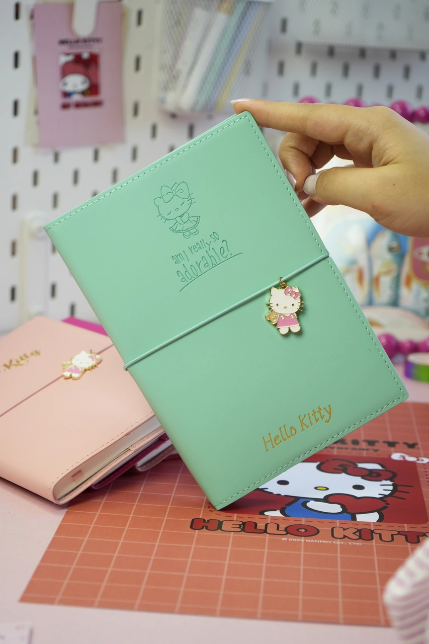 Hello Kitty Vegan Deri Günlük 13x18 Cm Çizgili Defter Lastikli Charm Süs Detaylı 2114
