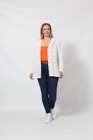 B029be Kapüşonlu Delikli Mevsimlik Ceket Beyaz 001