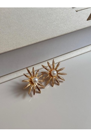 İnci Detaylı Altın Renk Çiçek Formlu Kadın Küpe Bahar Temalı Zarif Tasarım Altın