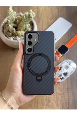 Samsung Galaxy S24 Uyumlu Karbon Desenli Standlı Ve Magsafe Uyumlu Kılıf Soocase700 Siyah