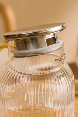 Qerhome Borosilikat Cam Çizgili Sürahi Gold Saplı Metal Kapaklı 1500 Ml