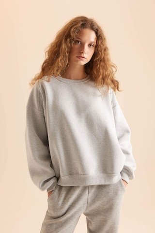 DeFacto Coool Oversize Geniş Kalıp Bisiklet Yaka Basic Düz Kalın Kumaş İçi Yumuşak Tüylü Sweatshirt D9022AXNSGR210 Gri