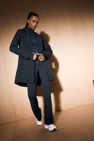 Defacto Defactofit Su Geçirmez Softshell Slim Fit Dar Kesim Kapüşonlu Fermuarlı Cepli Parka E5702ax25aubk81 Siyah