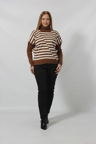 Asimetrik Çizgi Desenli Boğazlı Kazak Kahverengi-Krem Kahverengi- Krem