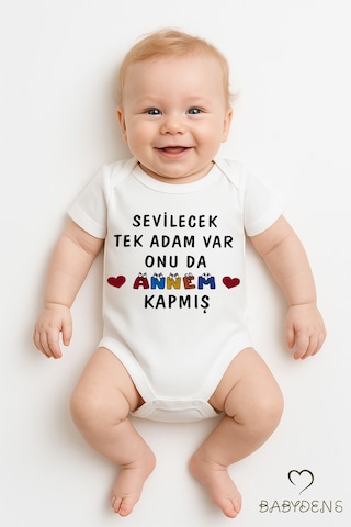 Babyden's Sevilecek Tek Adam Var Onu Da Annem Kapmış Yazılı Çıtçıtlı Bebek Body %100 Pamuk Kısa Kollu Zıbın Beyaz