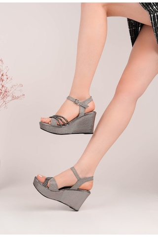 Ramer Çapraz Taş Detaylı Platin Dolgu Topuk Sandalet 9 Cm Platform Kum Kaplama Pilatin