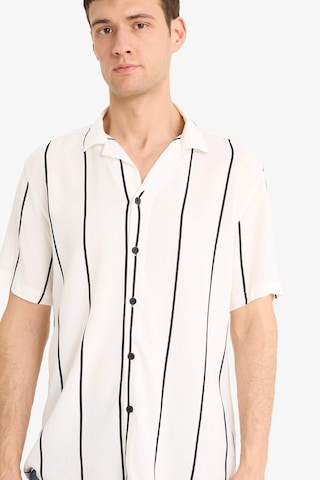 DeFacto Regular Fit Apaş Yaka Çizgili Yazlık Kısa Kollu Gömlek E2559AX25SMWT34
