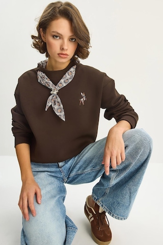 Shade Kadın Fular Detaylı Ceylan Nakışlı Üç İplik Şardonlu Oversize Sweatshirt 6916 60283615 - Acı Kahve Çok Renkli