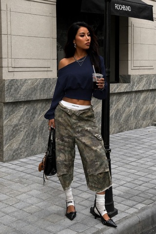 Tarz Cool Kadın Asimetrik Yaka Crop Sweatshirt Omuz Dekolteli Büzgülü Fermuar Detaylı Lacivert