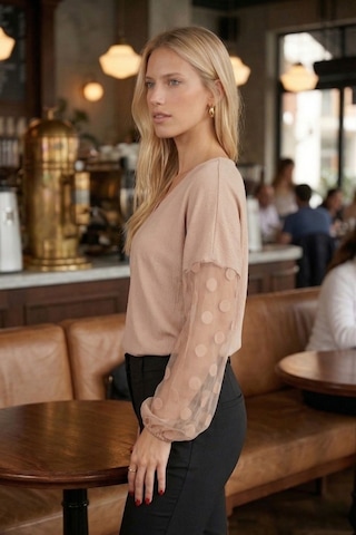 Armonika Kadın Bej V Yaka Yarasa Kol Kolları Desenli Bluz Arm-26y001065