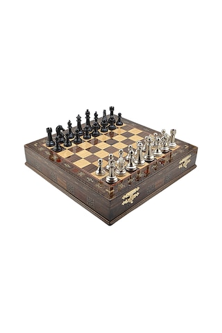 Gifthome Premium Black Metal Klasik Satranç Takımı Ve El İmali Masif Ahşap Sandıklı Ceviz Tahtası 38x38x6 Cm.