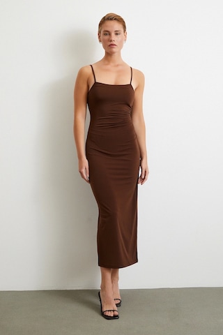 Yanı Büzgülü Askılı Elbise Yırtmaçlı Kahve Kahve