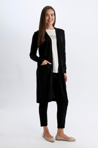 Defacto Regular Fit V Yaka Basic Düz Cepli Uzun Siyah Triko Hırka G5685AZ24AUBK81 Siyah