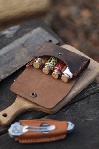 Kişiye İsme Özel Maia Kamp Outdoor Deri Baharatlık Kestane Kahverengi